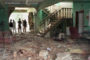 巴基斯坦西北邊境曼塞拉區奧基的宣明會辦公大樓遇襲，造成6人死亡，8人受傷。（圖：美聯社） <br/>