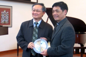 溫偉耀博士接受湯清文藝獎神學組年獎獎牌。頒獎的是信義宗神學院院長周兆真博士。 <br/>