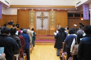 三藩市華人基督教聯會受難節崇拜上，牧師們帶領會眾一同默想十字架道路，燃起宣教心。最後大家一同高唱《宣教的中國》。（圖：基督日報） <br/>