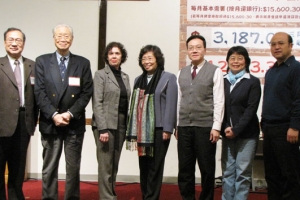 香港聖經公會訪美團三位同工周聯華牧師（左二）、周永健牧師（左一）與梁林天慧博士（左四）訪問紐約華人教會受到熱烈歡迎。（圖：本報記者） <br/>