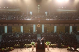 包樂博士在3月21日晚上的佈道會上，向超過8,000人佈道。（圖：中國宗教網） <br/>