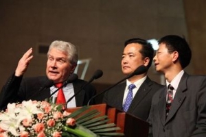 圖為包樂博士（左一）與崇一堂主任牧師顧約瑟牧師（左二）在佈道現場。（圖：中國宗教網） <br/>