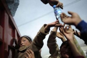 青海玉樹縣地震災民接受救援組織送來的乾淨飲用水。（圖：路透社） <br/>
