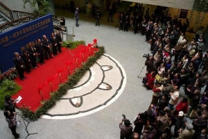 「利瑪竇——明末中西科技文化交流的使者」巡迴展遍及北京、上海、南京和澳門。圖爲在上海博物館開幕剪彩。（圖：首都博物館） <br/>