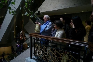 在上海博物館的開幕儀式上，很多中國人對展覽表現出濃厚的興趣。（圖：首都博物館） <br/>