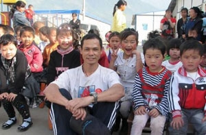 黃福榮弟兄生前在內地做慈善服事時的照片。（圖：新華網） <br/>