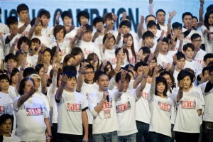 26日萬，兩岸三地共320位歌手、藝人齊在香港紅館舉行長達5個小時的青海玉樹大型賑灾義演。（圖：新華） <br/>