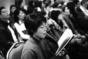 圖爲今年3月《中國日報》所拍攝的守望教會主日禮拜的情景，讚揚其教會茁壯發展。（圖：中國日報） <br/>