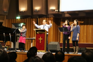 麥希真牧師在5月29日於雪梨救世軍中央堂從主講《危機、轉機、生機－－路加福音第五章的再思》，當晚現場的敬拜讚美。（圖：基督日報） <br/>