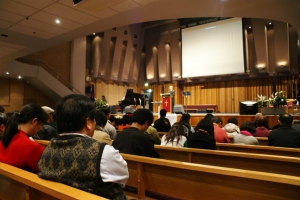 雪梨華人基督教聯會的代表羅德麟牧師為大會禱告。（圖：基督日報） <br/>