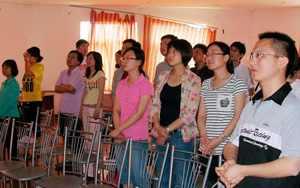 北京守望教會日前舉行了第九期啟發課程「聖靈周末」營會，學員們透過讚美、聽道、小組分享更深的加深了對信仰的認識。（圖：北京守望教會） <br/>