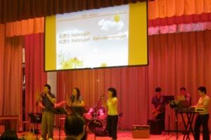 昨日是父親節，紐約華人基督教保羅堂、活主教會及紐約純正浸信會於華埠舉行「父親節聯合主日崇拜」，超過400人一起敬拜神。（圖：本報記者） <br/>