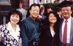 楊致和在哈佛畢業日時全家的合影。自左：母親吳百鈴、楊致和、妹楊致美(還在哈佛念書﹚、父楊彰興（圖：楊醫師提供） <br/>