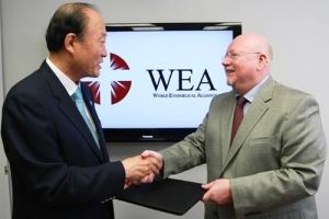 韓國基督教總聯合會主席（左）訪問世界福音派聯盟（WEA）駐紐約的國際總部，與WEA國際總幹事傑夫.圖尼克利夫博士（右）握手。（圖：Christian Post） <br/>
