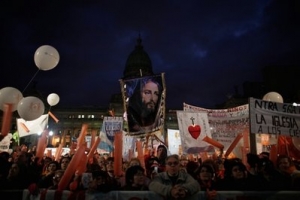 阿根廷的天主教組織在13日晚於阿根廷國會門外進行大規模示威行動，強烈反對議會上院通過同性婚姻法案。（圖：美聯社） <br/>