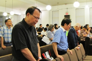 唐崇榮紐約佈道大會禱告會上，近150位牧者同工與信徒切切呼求神親手做工。（圖：基督日報） <br/>