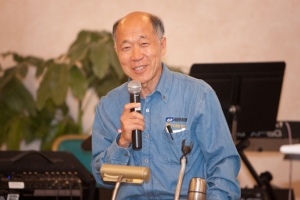 今年4月份上市的AOS半導體公司創辦人兼執行長張復興博士（Mike Chang）7月18日晚在三藩市灣區華人「全福會」、「矽谷禾場」（Silicon Valley Harvest）與AOS聯合籌辦的一個晚會上分享：「神就是強而有力的後台老闆。」（圖：基督日報/ Hudson Tsuei） <br/>
