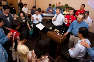 晚會的尾聲，矽谷禾場的總幹事吳炳偉牧師作出呼召，有約十位弟兄姊妹受到聖靈的感動，走到台前接受耶穌基督為救主。（圖：基督日報/ Hudson Tsuei） <br/>