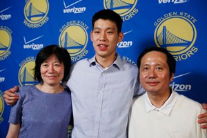 在灣區出生長大的新晉明星籃球員林書豪（Jeremy Lin）21日正式與金州戰士隊簽下合約，成為史上首位取得NBA合約的美籍華裔球員，他與一直支持他的父母合照。（圖：美聯社） <br/>