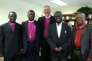 奈及利亞大主教尼可拉斯．歐寇（左中）本週來到維珍利亞州的Herndon參加北美聖公會聖會的年度會議。（圖：The Christian Post） <br/>