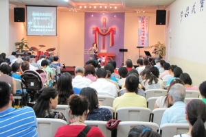 郭美江牧師昨晚在紐約生命河靈糧堂展開了第二場復興特會。（圖：本報記者） <br/>