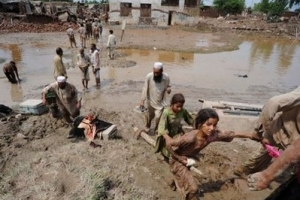 巴基斯坦上週末遭遇了80年來最大的暴雨洪災，在洪災受害最嚴重的地區，甚至有整個村莊被沖走。（圖：法新社） <br/>