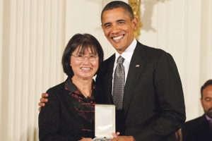 關惠群獲奧巴馬頒發2010年美國總統公民獎章。（圖：美聯社） <br/>
