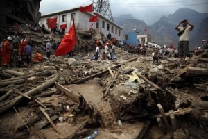 甘肅省南部藏族居多的舟曲縣發生大規模山泥傾瀉，目前已有至少337人證實遇難，救援隊伍正在瓦礫中挖掘失踪者。（圖：美聯社） <br/>