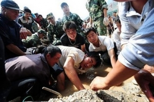 截止10日下午，甘肅省甘南藏族自治州舟曲縣特大山洪泥石流災害已造成超過700人死亡，1,042人失蹤。（圖：法新社） <br/>