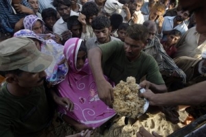 穆斯林齋戒月週三正式開始，巴基斯坦軍隊在日落時向結束禁食的災民發放食物。（圖：美聯社） <br/>