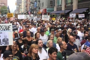 近700名民眾於8月22日在世貿遺址附近集會，抗議建清真寺計劃。（圖：The Christian Post） <br/>