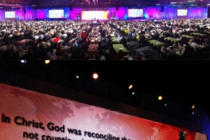 （上）超過4,000名國際福音派領袖參與17日的開幕禮。（下）今屆大會主題為「神在基督裡，叫世人與自己和好。」經文取自林後5章19節。（圖：洛桑大會） <br/>