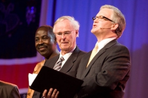 洛桑大會主席（右）伯茲奧爾（Doug Birdsall）在開幕禮上讀出葛培理（Billy Graham）和約翰·斯托得（John Stott）的問候信。（圖：The Christian Post) <br/>
