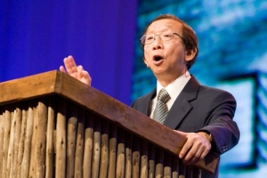 10月18日，香港中國神學研究院院長余達心牧師在開普敦2010洛桑會議早上全體大會出任講員，指出多元主義及無神論對當代教會的挑戰。（圖：The Christian Post） <br/>
