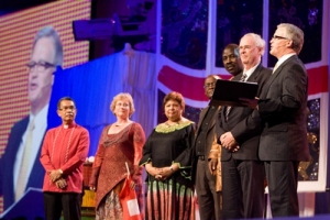 10月17日晚，洛桑世界福音大會開幕禮上，一眾代表過去兩屆洛桑會議及今屆會議的領袖們一起上台歡迎參會者。（圖：The Christian Post） <br/>