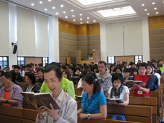 杭州基督教崇一堂顧約瑟牧師與60多位中神牧者、校友及同學分享自己的經驗。（圖：中國神學研究院） <br/>