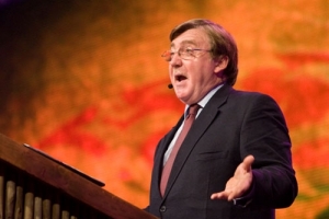10月24日，洛桑福音運動國際執主任林瑟.布朗（Lindsay Brown）在開普敦2010洛桑世界福音大會閉幕禮上致辭。（圖：The Christian Post） <br/>