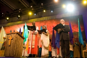 10月24日，烏干達主教Henry Orombi（最左）及洛桑大會主席、國際洛桑執行主席道格.伯茲奧爾（Doug Birdsall）（最右）於台上主持閉幕典禮。（圖：The Christian Post） <br/>