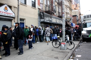 紐約Bowery Mission感恩節當日提供上千份豐盛佳餚，街道上長排隊伍等待進入用飯。（圖：基督日報） <br/>