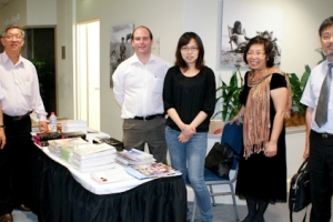 香港聯合聖經公會主席林梁天慧女士（右二）和翻譯學者洪放博士（右一）於11月先後在澳洲的阿德雷德、珀斯和悉尼推廣《和合本》修訂版。（圖：基督日報） <br/>