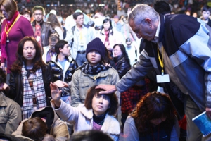 「天國文化特會& 醫治佈道會」上，很多人禱告得醫治。（圖：Asia for Jesus 官方網誌） <br/>