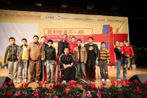天生無四肢的澳洲青年基督徒力克2009年到訪中國，帶給各界人士美好、堅強的生命見證。（圖：Life Without Limbs） <br/>