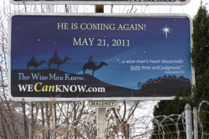 寫著「他要再來，2011年5月21日」的聖誕節廣告牌近期在美國東南部多個城市出現，聖經學者警告廣告牌誤導人，切勿輕易相信偏離聖經真理的教導。（圖：WeCanKnow.com) <br/>