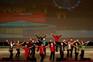 天韻及空英外籍老師群帶來繽紛動感的歌舞演出。 （圖：天韻合唱團） <br/>