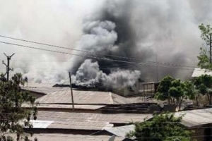 尼日利亞中部高原州首府喬斯市於平安夜爆發暴力衝突，26日再有憤怒的基督徒及穆斯林年輕人在街道上焚燒房屋和卡車，煙霧隨處可見。（圖：路透社） <br/>