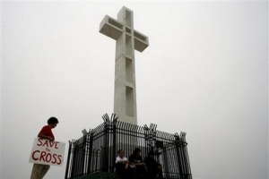 聳立在聖地亞哥索萊達山（Mount Soledad）上43英尺高的十字架形退伍軍人紀念碑被聯邦第九巡迴上訴法院判決違反美國憲法。（圖：美聯社） <br/>