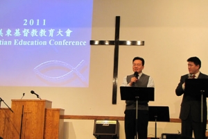 信心聖經神學院院長郝繼華牧師（左）致歡迎詞。（圖：本報記者） <br/>