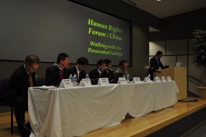 2月1日，代表團參加對華援助協會與華盛頓的喬治梅森大學（George Mason University）法學院聯合舉辦的「中國法制與人權研討會」。。（圖：對華援助協會） <br/>