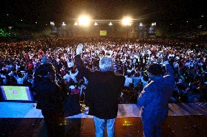 上周末，包樂博士在胡志明市最大的足球場對上萬民衆宣講福音信息。（圖：包樂佈道團） <br/>