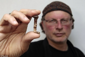 雅克布維奇宣稱自己手拿的生鏽鐵釘正是2000年前釘死耶穌的釘子。（圖：網路） <br/>